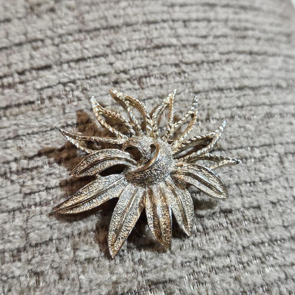 vintage boho whimsical flower gold tone brooch
